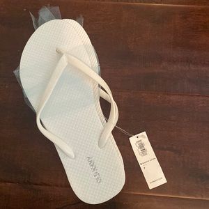New Old Navy White Thong Sandals with tags | size 7